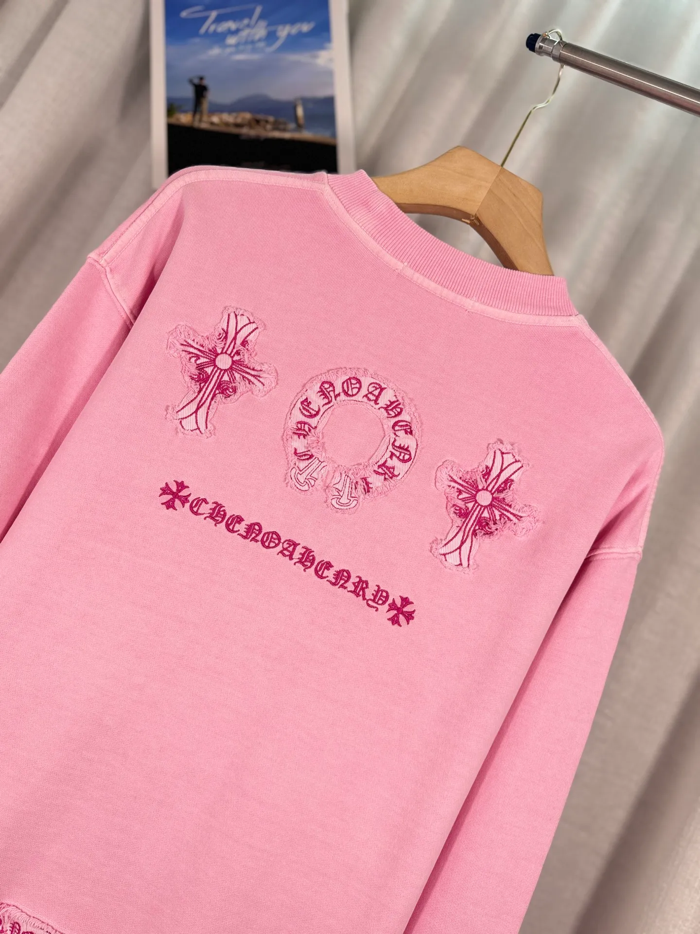 P260 top version, real shot without P, ​​different from market currency) 𝗖𝗵𝗿𝗼𝗺𝗲 𝗛𝗲𝗮𝗿𝘁𝘀/Cro Heart 2025 washed patch embroidery autumn and winter new original single counter American laser burnt 3D three-dimensional color embroidered couple casual sweatshirt 👑The highest version! Customized fabric 430g tripe terry fabric! American acid-washed and distressed original fabric laser burnt ✟appliqué embroidery and exquisite embroidery of letters! The best-selling model in the counter, very comfortable to wear. Accessories: original molded and authenticated collar label➕100% silk wash label. Genuine purchase-grade original hangtag➕matching hanging rope➕3D hanging beads➕original packaging bag. Craftsmanship: The original version has consistent wiring! The highest version of the armhole matching technique! Color: Pink Black Size: S M L XL Style No.: 9333